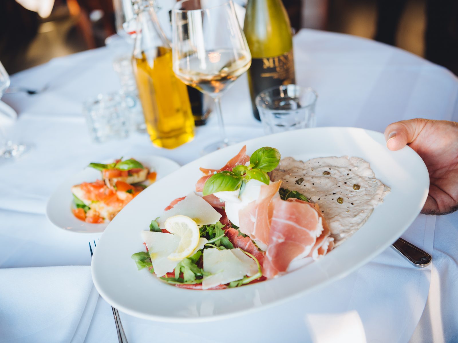Sfeervol gedekte tafel met Italiaanse antipasti en wijn bij Ristorante Vesuvio