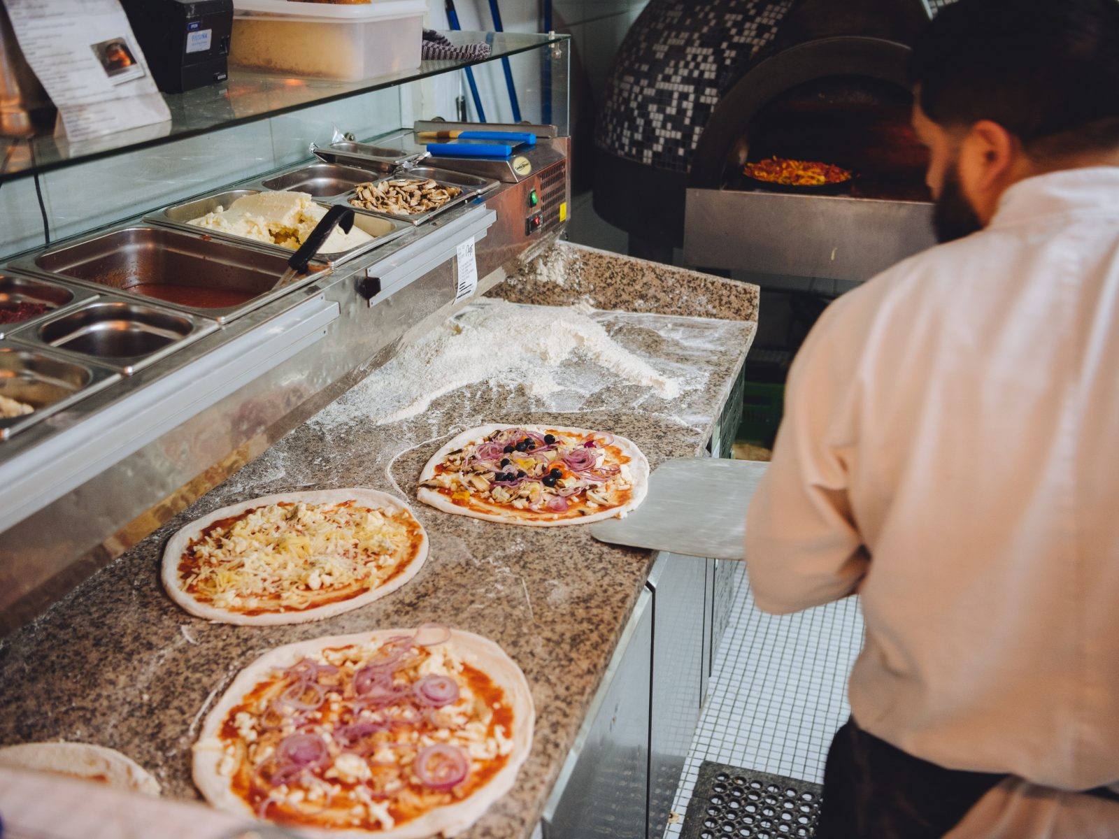 Salvatore Papa in het restaurant met verse Italiaanse gerechten