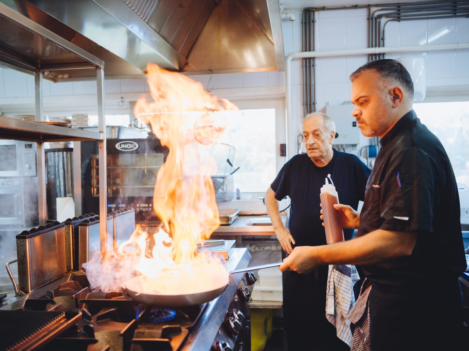 Salvatore Papa en zoon aan het werk in de keuken