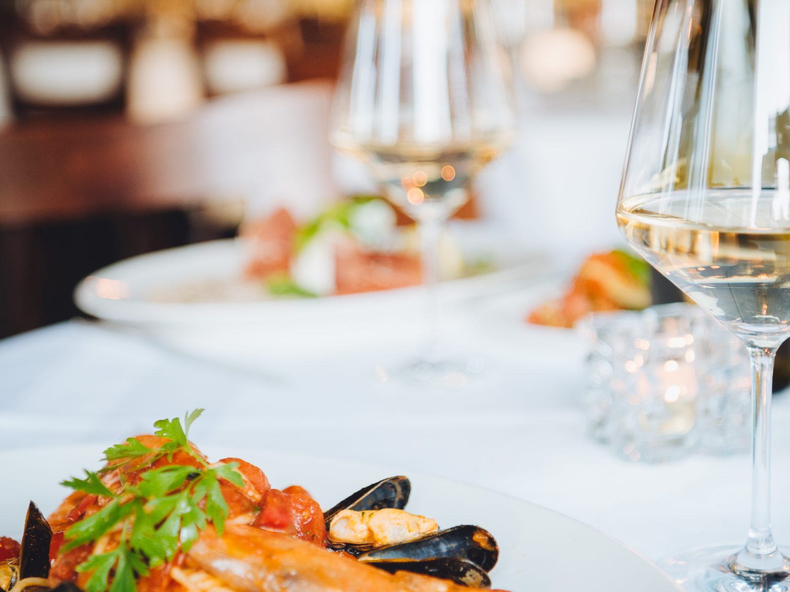 Pasta met verse mosselen en een glas witte wijn