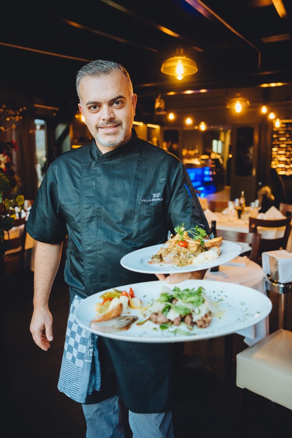 Sfeervol gedekte tafel met wijn bij Ristorante Vesuvio